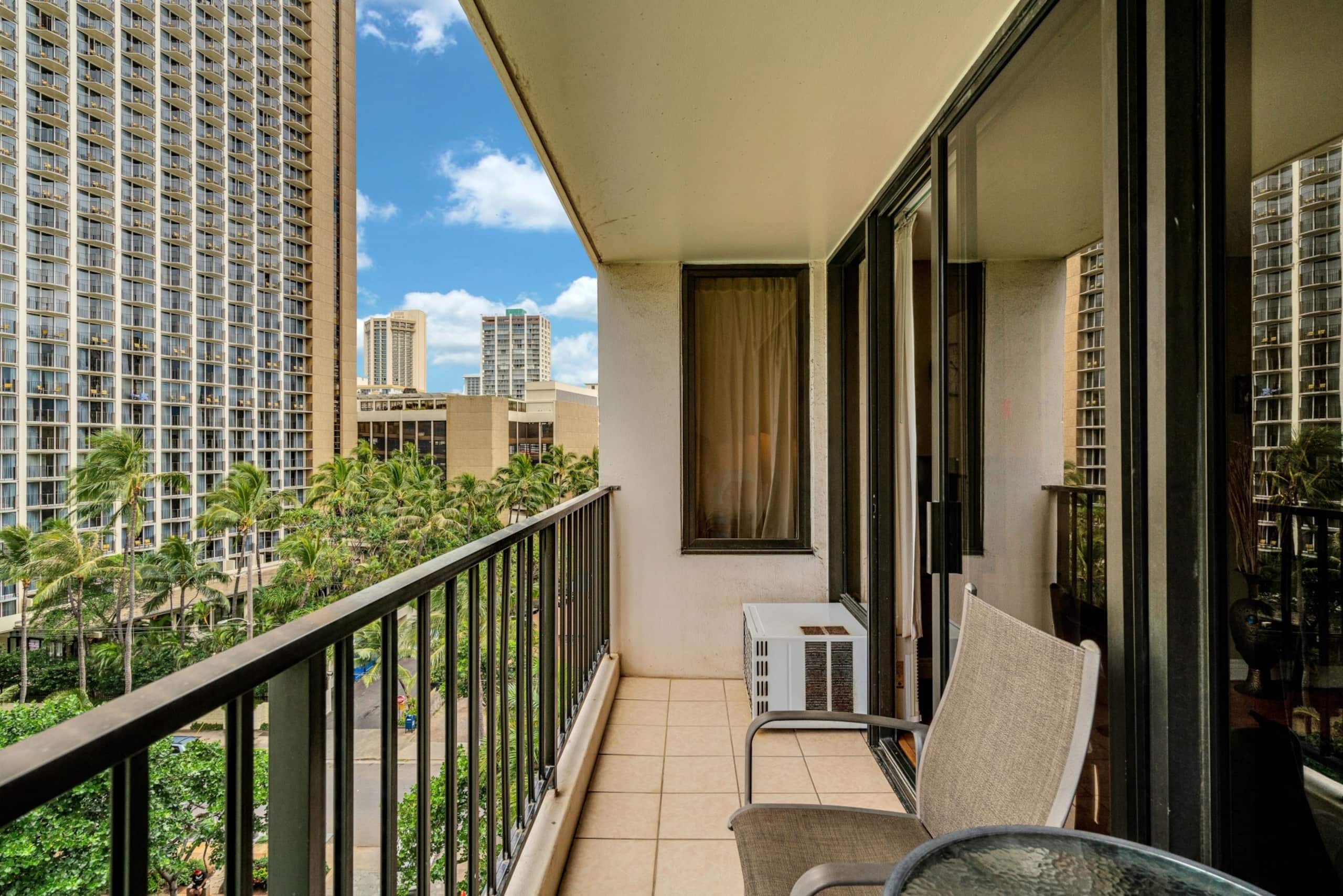 Condo in Honolulu · ★4.18 · 1 bedroom · 4 beds · 1 private bath - Image 10