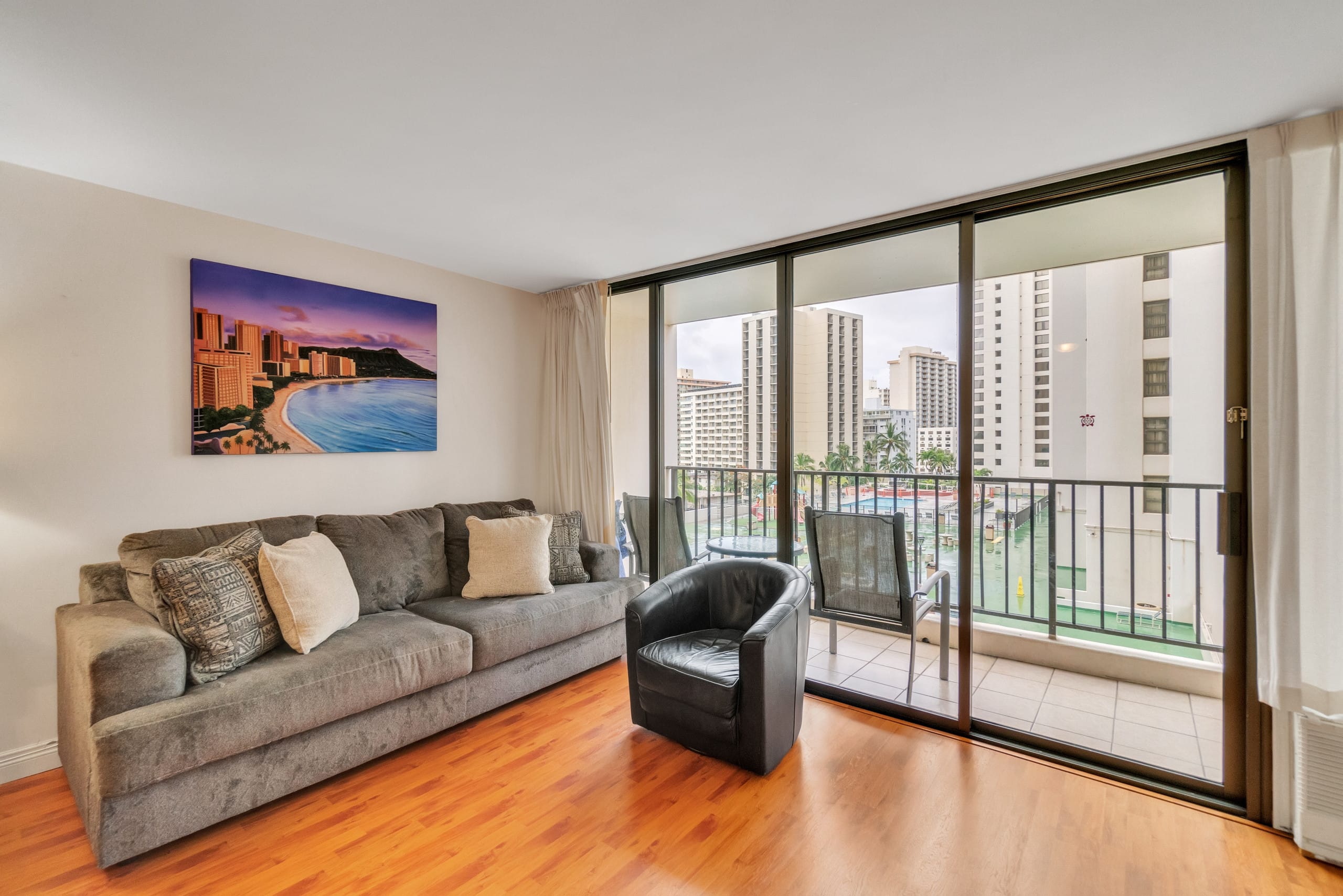 Condo in Honolulu · ★4.18 · 1 bedroom · 4 beds · 1 private bath - Image 18