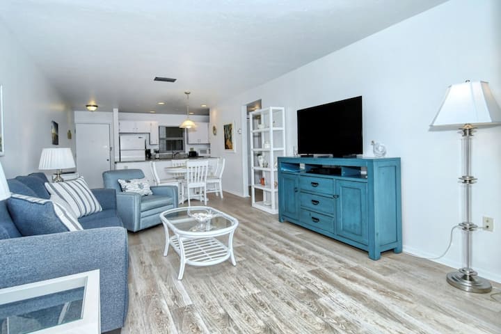 Discounted Rates For Gorgeous One Bdrm Directly Across From Beach, Near Village! - Siesta Key, FL