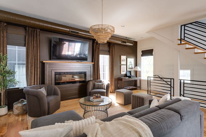 The Gambler – Pool Table + Rooftop Lounge!