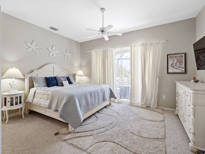 חדר שינה ראשי עם מיטת קינג