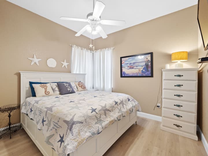 חדר שינה ראשי שני בצד ימין של הבית