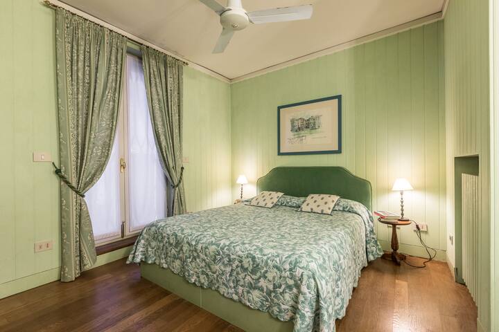 Ca’ Giulia Grand Canal in the lively Rialto Area! gallery image 5