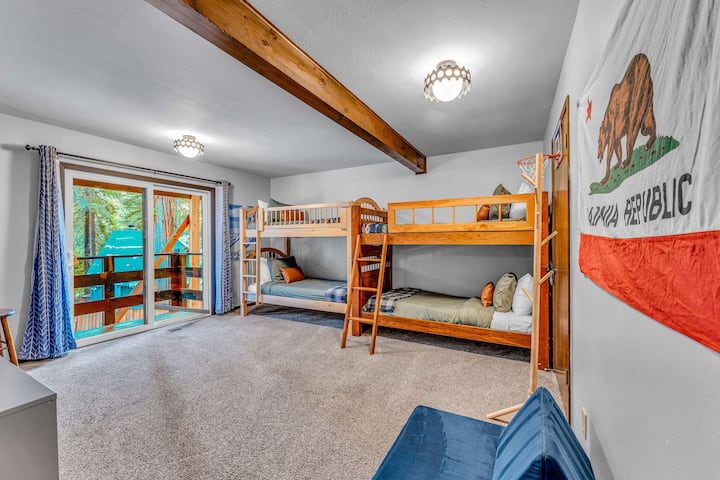 Bonus Room: 42” Smart TV, 2 twin-over-twin bunk beds, arcade game, access to backyard, lower floor