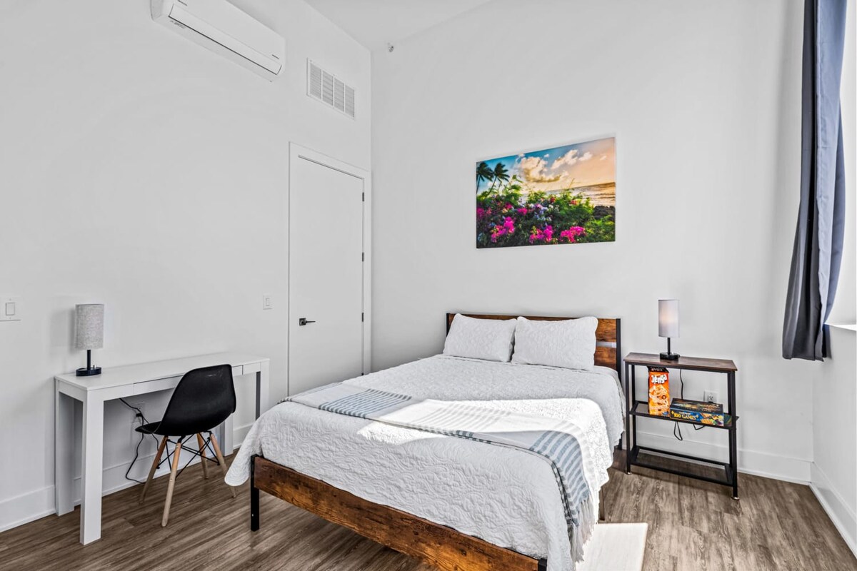 Pumzika katika chumba hiki cha kulala chenye starehe kilicho na kitanda cha ukubwa wa malkia na mashuka laini, yanayofaa kwa usiku wa kupumzika baada ya siku ndefu.  Pia inajumuisha televisheni ya burudani na kituo mahususi cha kazi kwa ajili ya urahisi zaidi.