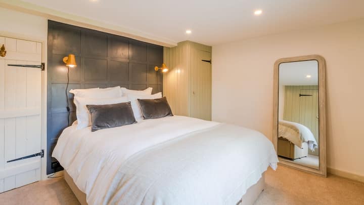 Bedroom One, Poppy Cottage, Bolthole Retreats