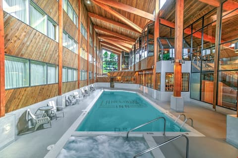 Bright Mountain Suite with Balcony
