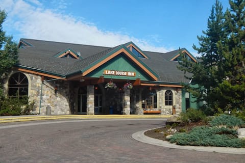 Great Location! Cozy Charming Lake Louise Getaway