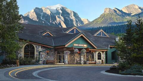 Great Location! Cozy Charming Lake Louise Getaway