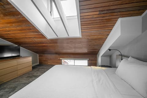 Great Location! Cozy Charming Lake Louise Getaway