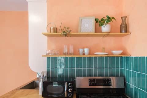 Top Airbnb: Bright & Cozy. King. Fast WiFi. Short & Long Stays in Dayton