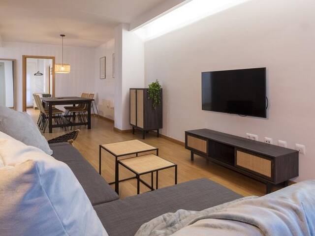 LUXURY APARTMENT IN THE CENTER OF VALENCIA gallery image 3