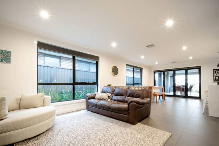 Modern Home for Large Groups or Families gallery image 2