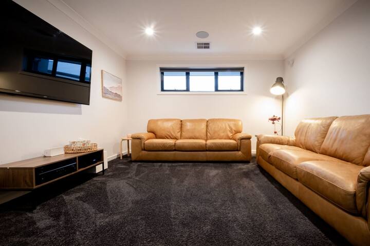 Modern Home for Large Groups or Families gallery image 4