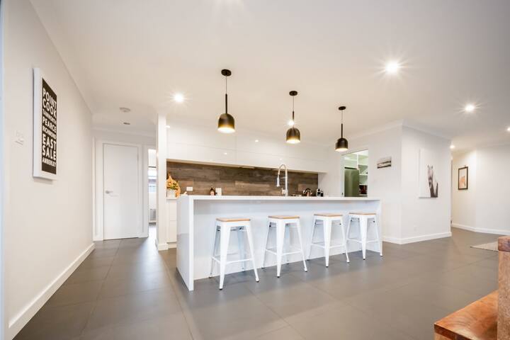 Modern Home for Large Groups or Families gallery image 3