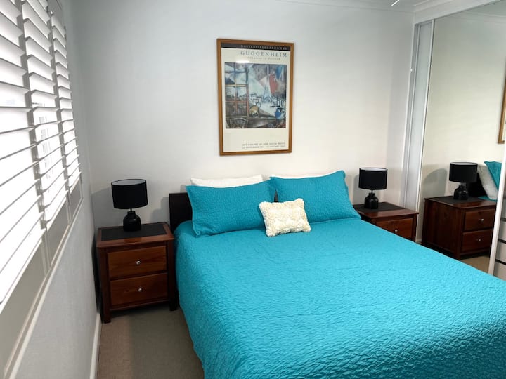 Cama azul y cojín.jpg