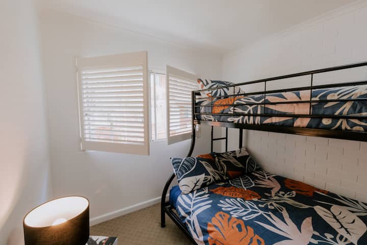 Segundo dormitorio con una litera triple.