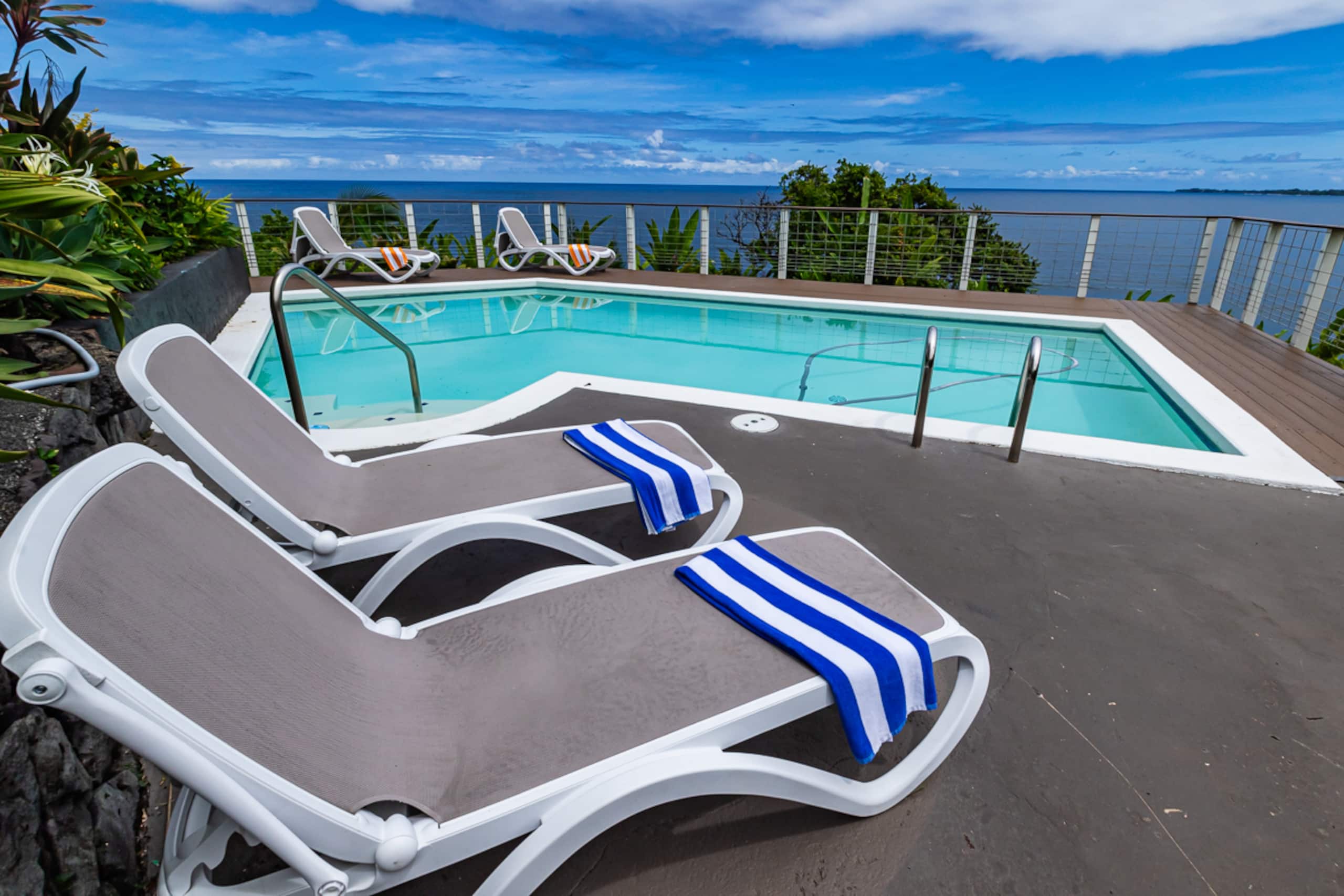 Hale Kai Bamboo Room Hilo Oceanfront w/Pool - Image 2