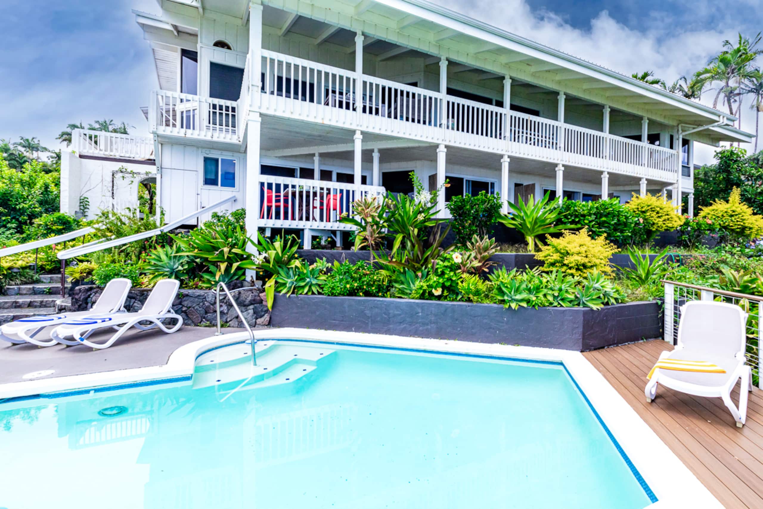 Hale Kai Bamboo Room Hilo Oceanfront w/Pool - Image 1