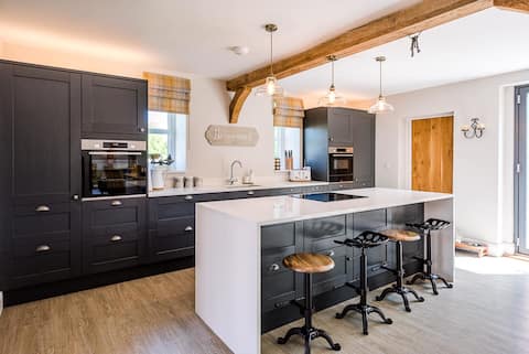 Chapel Cottage, Hadleigh with Hot Tub