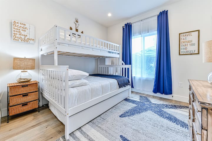 Chumba cha 2 cha kulala cha 2 kina ghorofa pacha ya juu, bunk ya chini ya ukubwa kamili na kuvuta trundle pacha kwa ajili ya malazi ya ziada ya kulala.