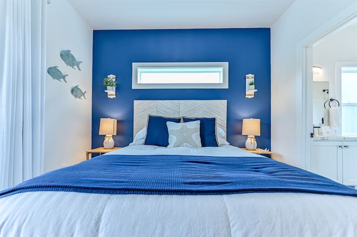 Tembea kwenye kitanda cha King na uwe na ndoto katika kitanda hiki cha kifahari chenye mashuka safi yenye starehe