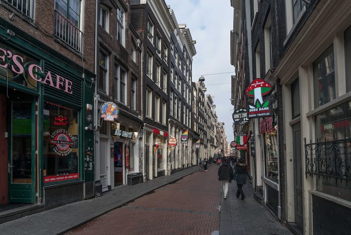 RedLight District - Smokers Friendly Studio - Apartments for Rent