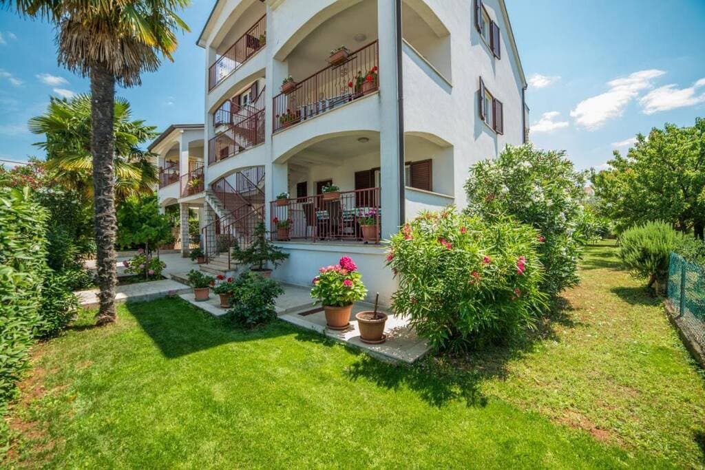 Guest house Marica / 1-bedroom app with terrace A1