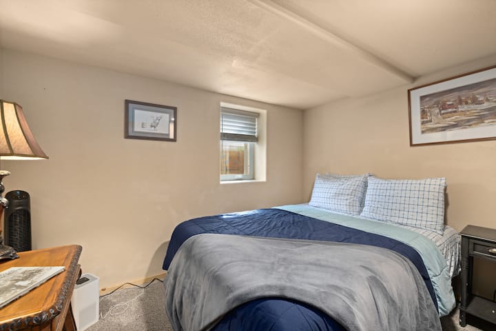 柔软舒适的床，配有老式西部家具-查看房客关于他们睡眠有多好！