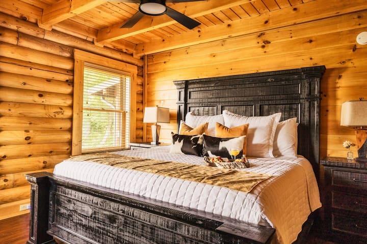 Main floor king bedroom