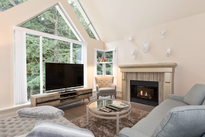 Top Floor Condo, Pool, Hot Tub, Parking - Whistler Blackcomb