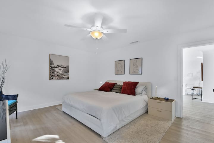 Spálňa 1 s manželskou posteľou King a vlastnou kúpeľňou