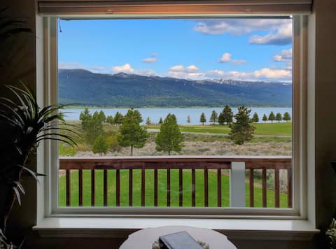 Cascade Getaway w/ Hot Tub, Overlooking Lake