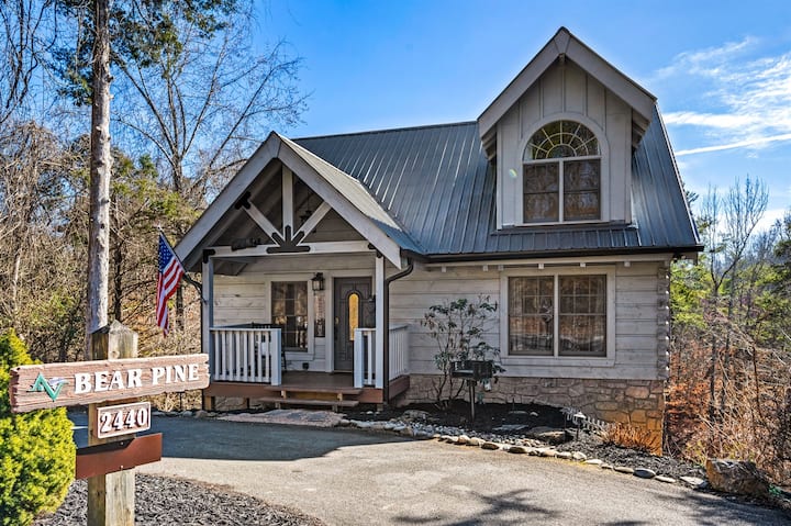 3br Cabin: Hot Tub, Arcade & Game Room, Near Strip - Pigeon Forge, TN