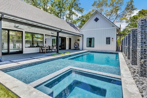 Popular Airbnb listing: Luxury Farmhouse Retreat, POOL/HOT TUB, Minutes to in Fredericksburg