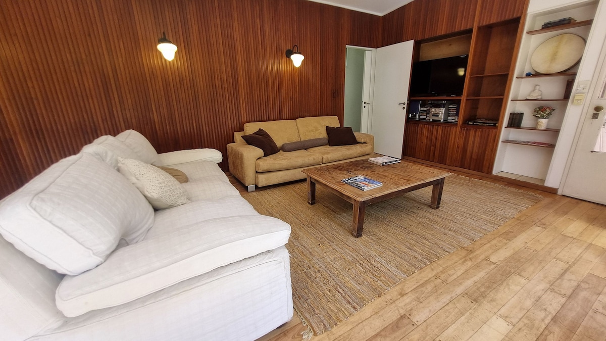 Successful Airbnb property: Spacious home · Stunning garden · Groups in Vicente López