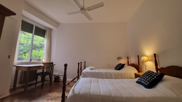 Kjo dhomë ka dy krevate. Ata kanë një dyshek të ri dhe një futon pambuku japonez në tjetrin. 

