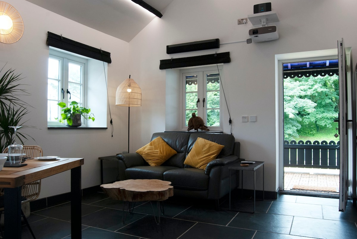 Successful Airbnb property: Annex With Private Terrace - Pet Friendly in Torridge