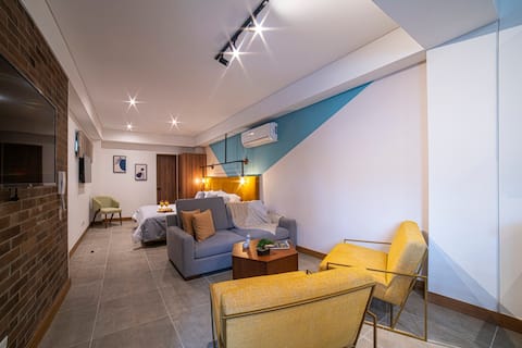 Popular Airbnb listing: E102 • King Studio • Walk to Boulevard & Granada in Centenario