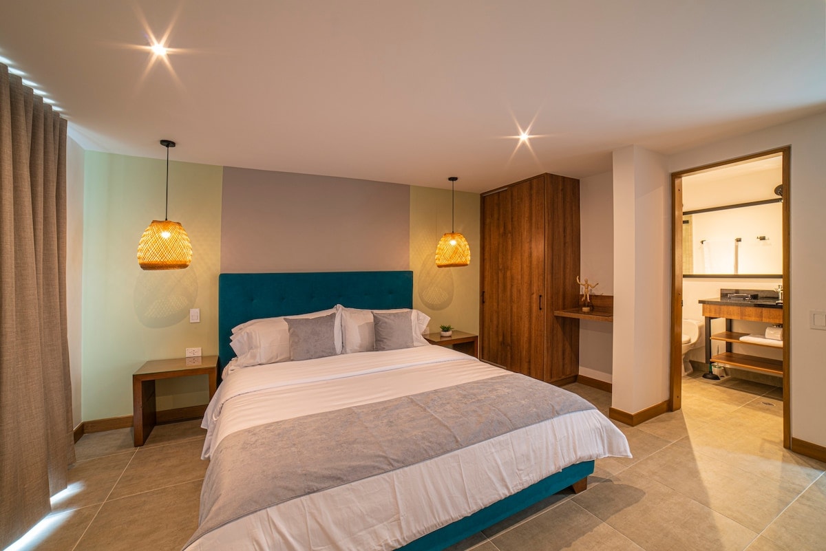 Dhoma e gjumit 4, kati i dytë, perdet e mbyllura.