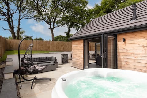 Pine Cottage with garden and hot tub