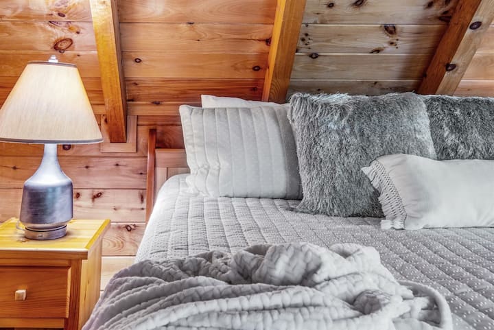 Prepustite se mirnom noćnom spavanju na luksuznom bračnom krevetu i doživite privatnost na prostranom katu glavnog apartmana na katu s opuštajućim jacuzzijem.