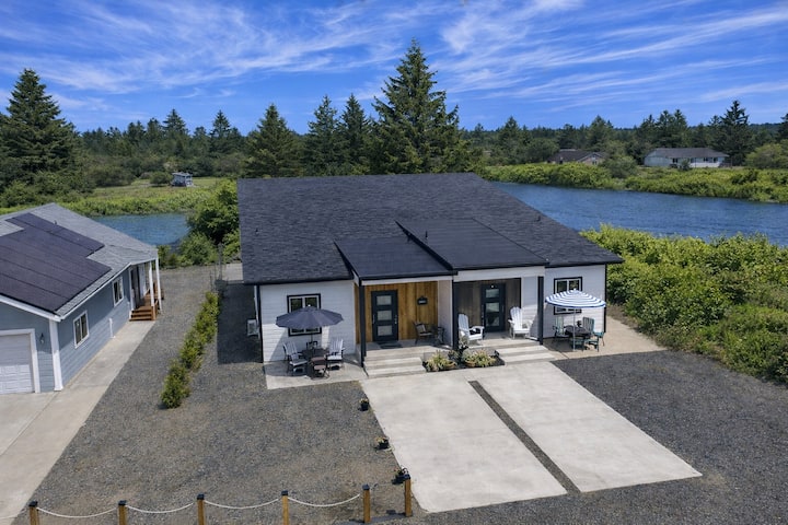 Canal-Front Duplex · 2 Hot Tubs · Sleeps 16 · Pets