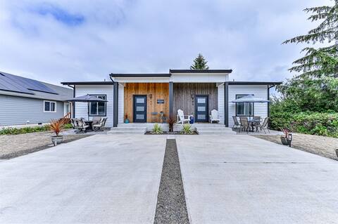 Dual Waterfront Homes, 2 HotTubs 2 Kitchens 4 Bath