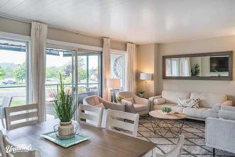 Luxury Downtown Condo w/ Channel Views!
