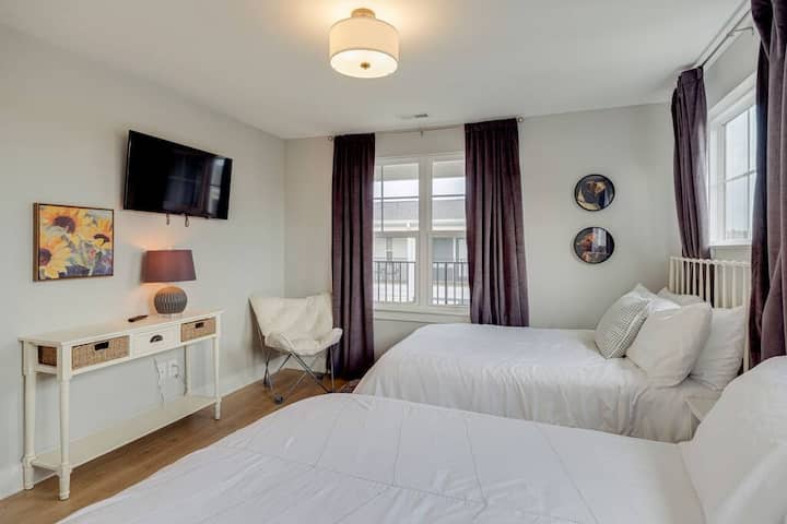 Chumba cha kulala #1- Vitanda viwili vya Queen vilivyo na kabati kubwa la kuingia