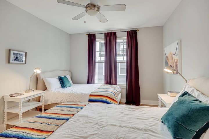 Chumba cha kulala #2- Vitanda viwili vya Queen vilivyo na kabati na bafu lenye bafu la kutembea