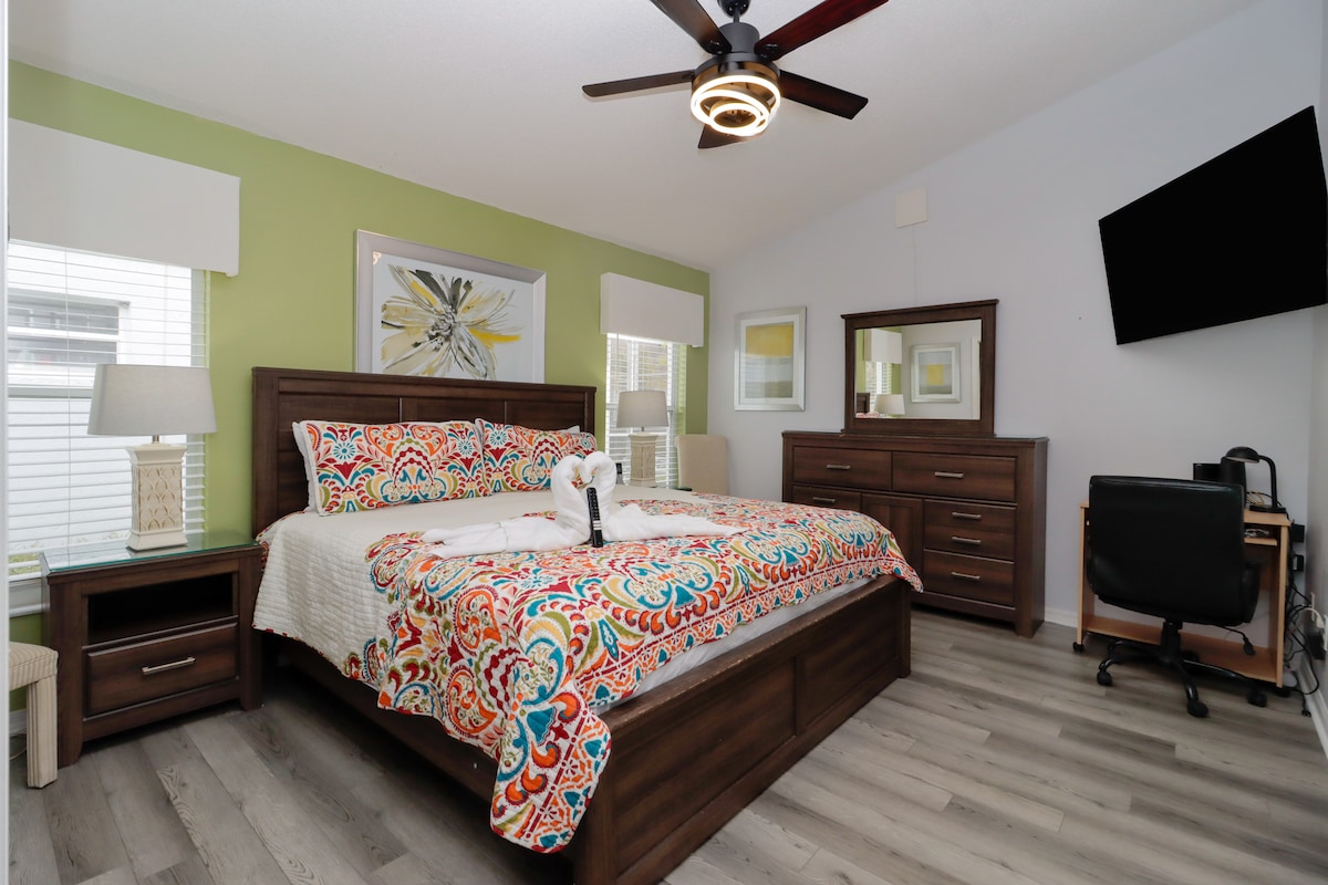 Оттеглете се в просторния апартамент с голямо двойно легло, ярко спално бельо и собствен телевизор. Допълнителните спални осигуряват достатъчно място за спане за цялото семейство, което е идеално за групи, посещаващи Орландо.