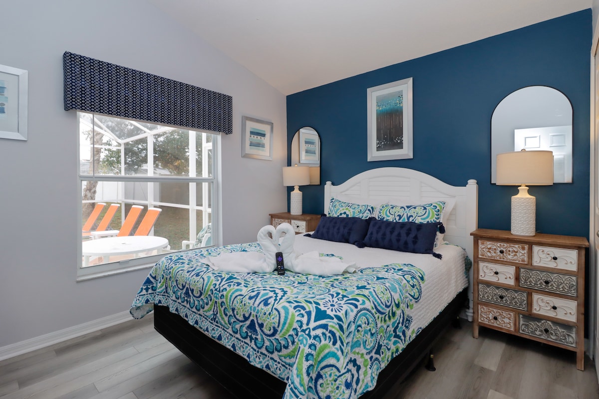 Уютна спалня в Кисими близо до Дисни Орландо с ярки сини акценти – идеалното място за почивка във Флорида.