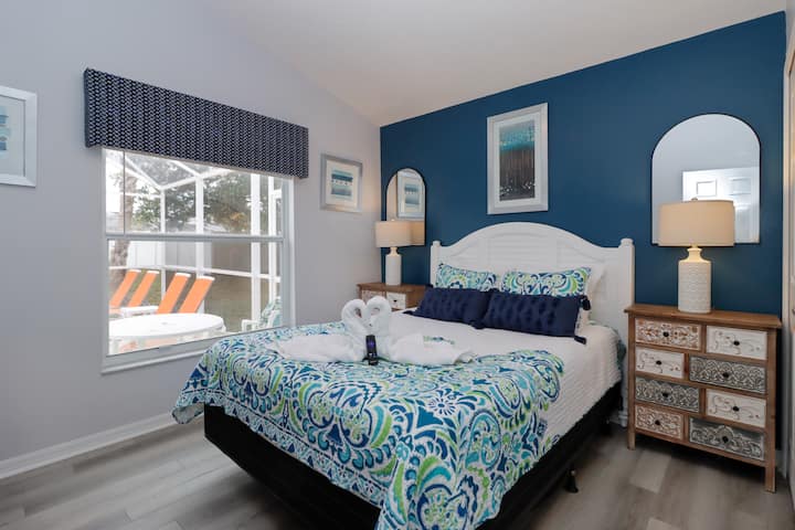 位于迪士尼奥兰多附近的舒适基西米卧室，配有大胆的蓝色装饰，是佛罗里达州的完美度假胜地。